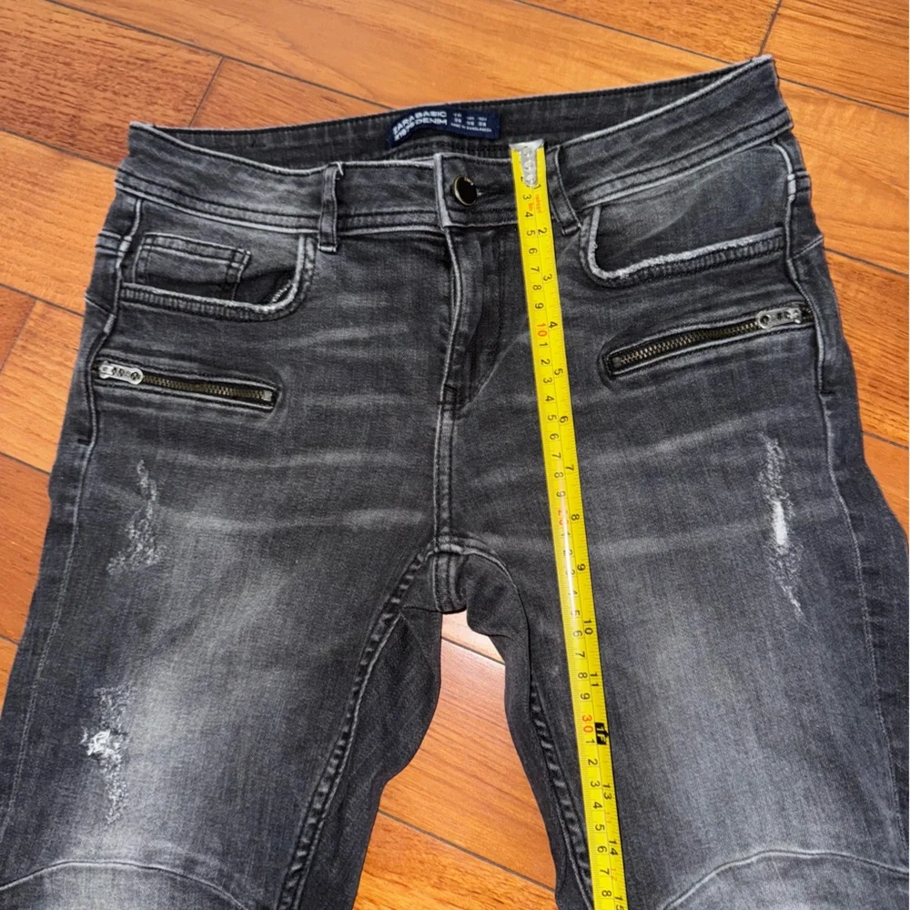 Stylish Distressed Black Jeans with Zipper Details Zara size 6 - Picture 4 of 7